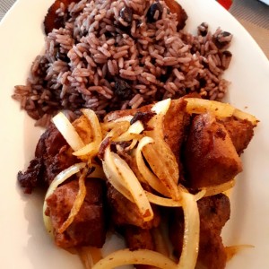 Masitas encebolladas con arroz congri y tajadas