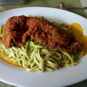 Tallarines al pesto (tipo peruano) con milanesa de res