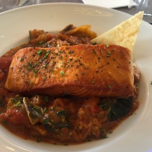 salmon con base de ratatouille 