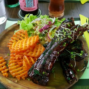 costillas, camote y ensalada con aderezo de maracuya