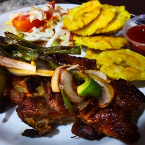 costilla con patacones