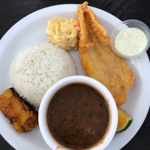 comida con filete de pescado 