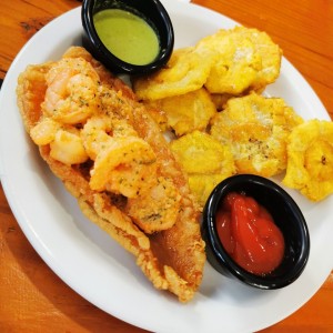 Filete de Corvina Frito con Camarones al Ajillo