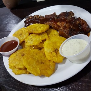 Costilla asada con patacones