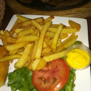 Papas y ensalada de lechuga con tomate