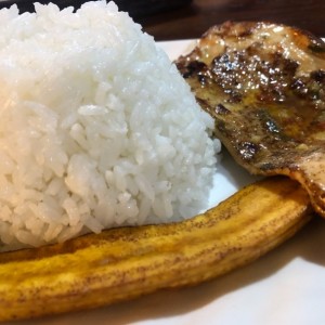 plato ejecutivo, viene con frijoles y ensalada!