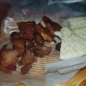 Chicharrones y arepa