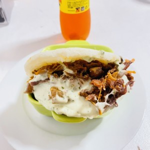 Arepa de carne y chicharrón 