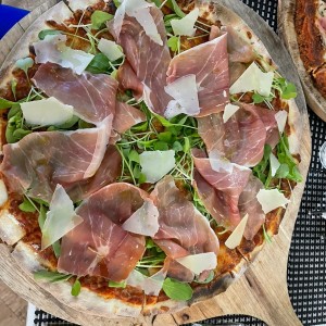 Pizza prosciutto y arugula