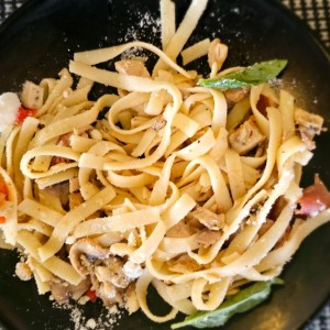 fetuccini al aglio olio con pollo