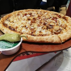 pizza de pollo con hongos en salsa BBQ