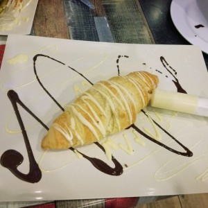 Croissant relleno de chocolate blanco