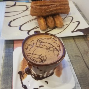 chocolate caliente y churros sencillos