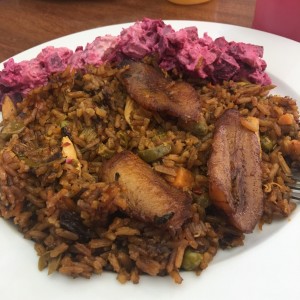 Arroz con pollo y ensalada chola