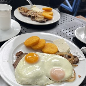 Bistec encebollado a caballo 