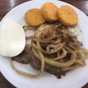 Bistec encebollado