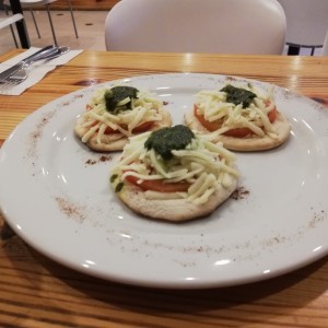 Pan con tomate y pesto