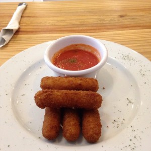 Dedos de Mozarella con salsa de tomate fresco