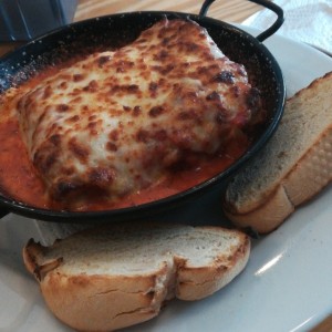 Lasagna de carne en salsa roja