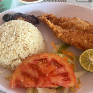 Filete de pescado y arroz con coco. 