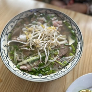 Sopa con Fideos de Arroz y Carne Bien Cocida