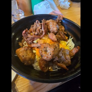 Fideos de Arroz con Bolitas de Puerco,Puerco Asado y Salsa Vietnamita