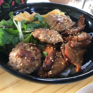 Fideos de arroz con puerco y bolitas de puerco