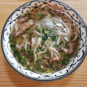 Sopa con Fideos de Arroz con Res Bien cocida y Res Salteada