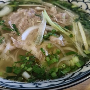 Fideos de Pho Salteados con Res y Vegetales