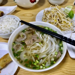 Sopa de carne con tallarines