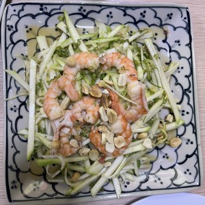 Ensalada de camarones con papaya verde y mango 