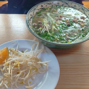 Sopa con Fideos de arroz y Carne de Res Salteada