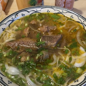 Sopa con Fideos de Arroz y Carne de Res Bien Cocida