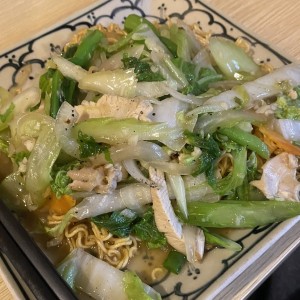 Fideos de Pho Salteados con pollo y Vegetales