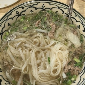 Sopa con Fideos de arroz y Carne de Res Salteada