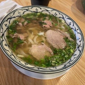 Sopa con Fideos de Arroz con Res Bien cocida y Res Salteada