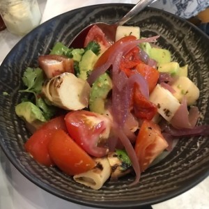 Ensalada de palmitos, aguacate y tomates