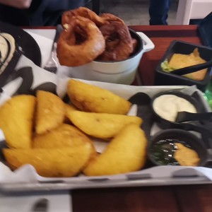 Deliciosas empanadas y unicos aros de cebollas 