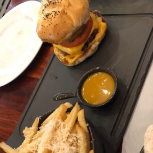 Hamburguesa Muh con papitas (extra de aceite de trufas y parmesano)