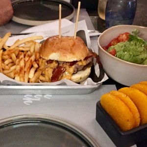 Hamburguesa y Guacamole con tortillas