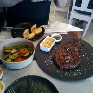 Ribeye a la plancha y vegetales rostisados