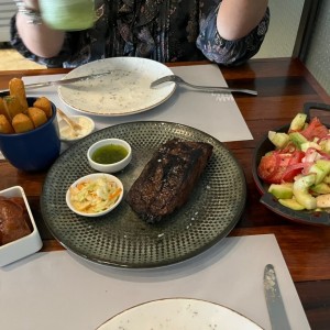 Vacio ensalada. Chorizo y yucas 