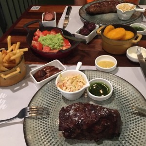 filete de res grande y New York, guacamole, chorizo y morcilla 