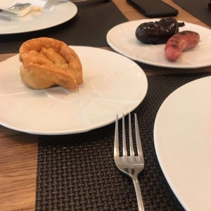 Entrantes - Chorizo y morcilla, empanada de mozzarella