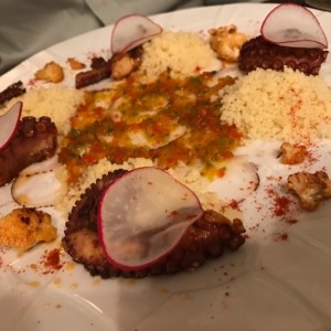 Pulpo a dos tiempos con cous cous de coliflor