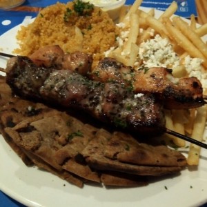 pinchos de cordero, couscous pan pita integral y papas con feta