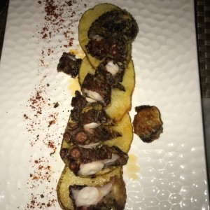 Pulpo sobre una capa de papas. Una entrada deliciosa.