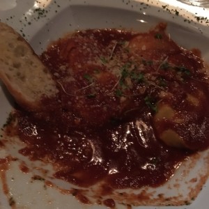 raviolis de mariscos con salsa roja