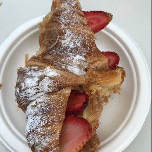 Croissant con fresas