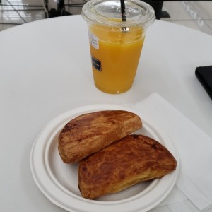 Pastelitos y jugo natural